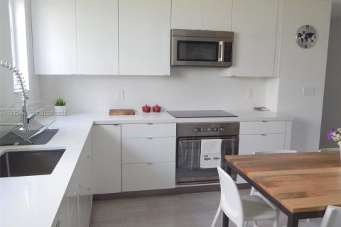 Condo in Miami Beach, Florida, 2 bedrooms  № 1994386 - photo 10