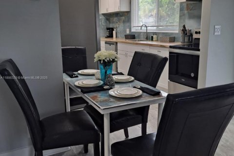 Villa ou maison à louer à Hollywood, Floride: 2 chambres, 111.48 m2 № 1942281 - photo 2