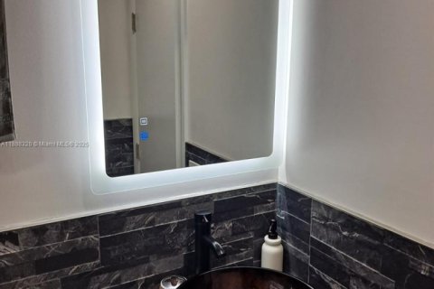 Villa ou maison à louer à Hollywood, Floride: 2 chambres, 111.48 m2 № 1942281 - photo 17