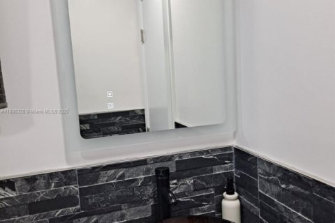 Villa ou maison à louer à Hollywood, Floride: 2 chambres, 111.48 m2 № 1942281 - photo 20