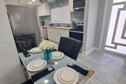 Villa ou maison à louer à Hollywood, Floride: 2 chambres, 111.48 m2 № 1942281 - photo 3