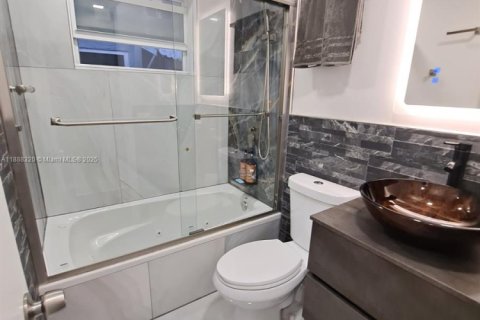 Villa ou maison à louer à Hollywood, Floride: 2 chambres, 111.48 m2 № 1942281 - photo 8