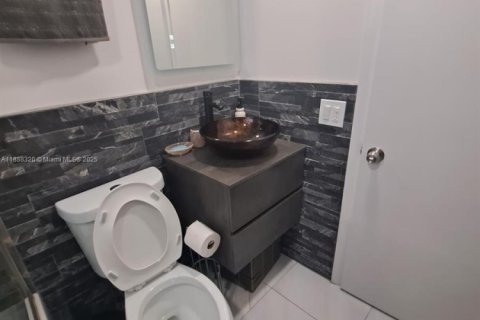 Villa ou maison à louer à Hollywood, Floride: 2 chambres, 111.48 m2 № 1942281 - photo 21