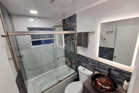 Villa ou maison à louer à Hollywood, Floride: 2 chambres, 111.48 m2 № 1942281 - photo 10