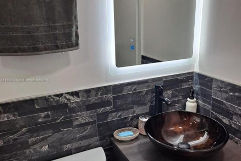 Villa ou maison à louer à Hollywood, Floride: 2 chambres, 111.48 m2 № 1942281 - photo 15