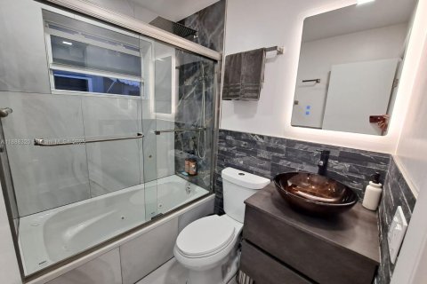 Villa ou maison à louer à Hollywood, Floride: 2 chambres, 111.48 m2 № 1942281 - photo 9