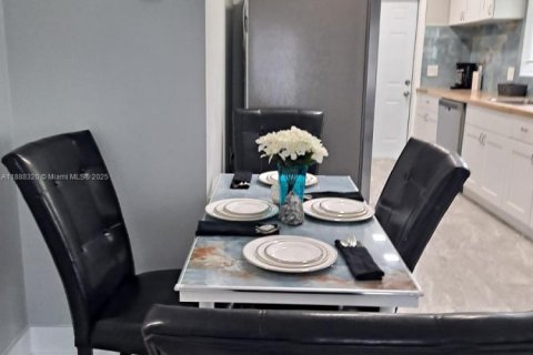 Villa ou maison à louer à Hollywood, Floride: 2 chambres, 111.48 m2 № 1942281 - photo 4