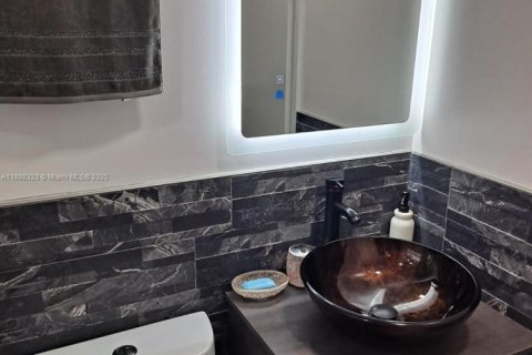 Villa ou maison à louer à Hollywood, Floride: 2 chambres, 111.48 m2 № 1942281 - photo 16