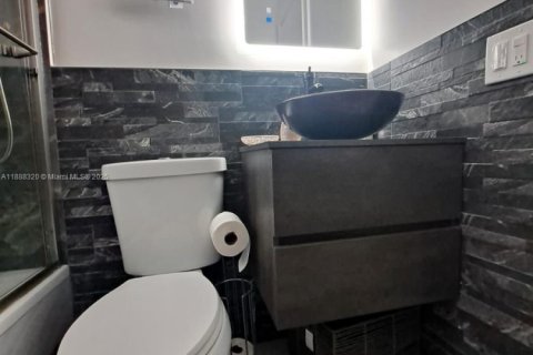 Villa ou maison à louer à Hollywood, Floride: 2 chambres, 111.48 m2 № 1942281 - photo 14