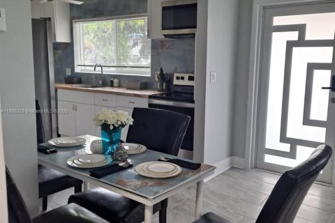 Villa ou maison à louer à Hollywood, Floride: 2 chambres, 111.48 m2 № 1942281 - photo 1