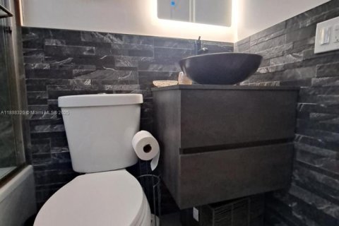 Villa ou maison à louer à Hollywood, Floride: 2 chambres, 111.48 m2 № 1942281 - photo 11