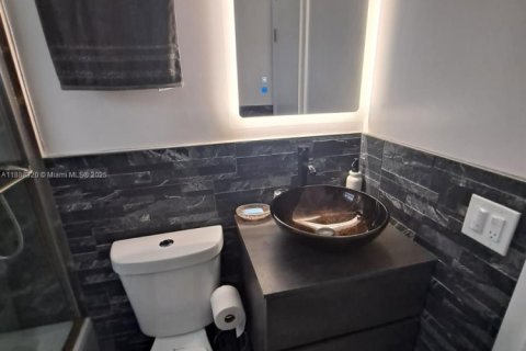 Villa ou maison à louer à Hollywood, Floride: 2 chambres, 111.48 m2 № 1942281 - photo 12