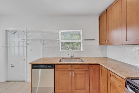 House in Fort Lauderdale, Florida 3 bedrooms, 100.33 sq.m. № 1946614 - photo 20