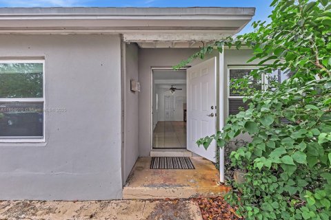 House in Fort Lauderdale, Florida 3 bedrooms, 100.33 sq.m. № 1946614 - photo 2