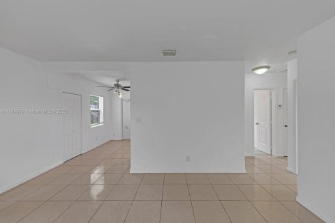 House in Fort Lauderdale, Florida 3 bedrooms, 100.33 sq.m. № 1946614 - photo 11
