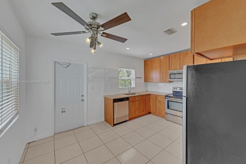 House in Fort Lauderdale, Florida 3 bedrooms, 100.33 sq.m. № 1946614 - photo 15