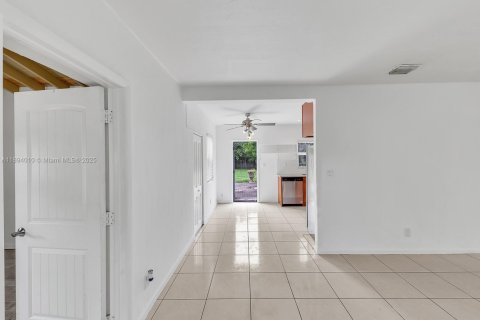 House in Fort Lauderdale, Florida 3 bedrooms, 100.33 sq.m. № 1946614 - photo 4
