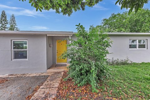House in Fort Lauderdale, Florida 3 bedrooms, 100.33 sq.m. № 1946614 - photo 1