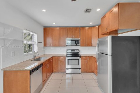 House in Fort Lauderdale, Florida 3 bedrooms, 100.33 sq.m. № 1946614 - photo 16