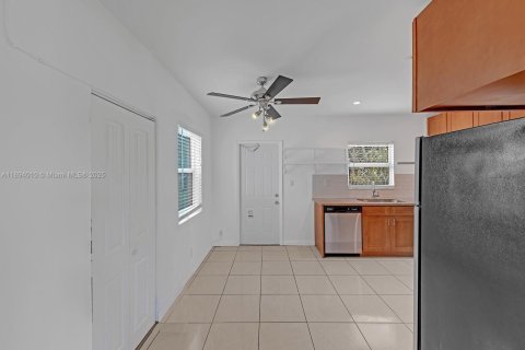 House in Fort Lauderdale, Florida 3 bedrooms, 100.33 sq.m. № 1946614 - photo 12