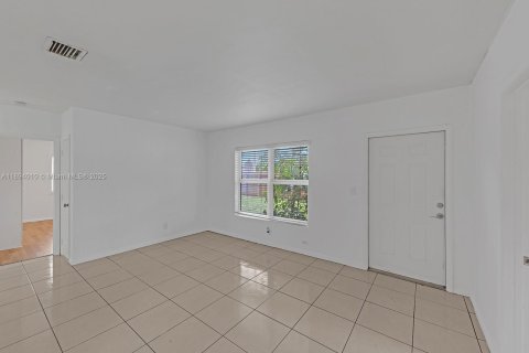 House in Fort Lauderdale, Florida 3 bedrooms, 100.33 sq.m. № 1946614 - photo 7