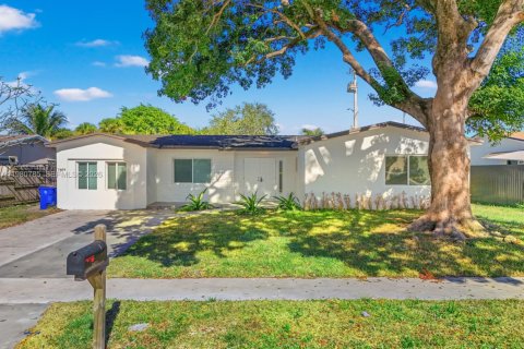 House in Margate, Florida 4 bedrooms, 205.13 sq.m. № 2044314