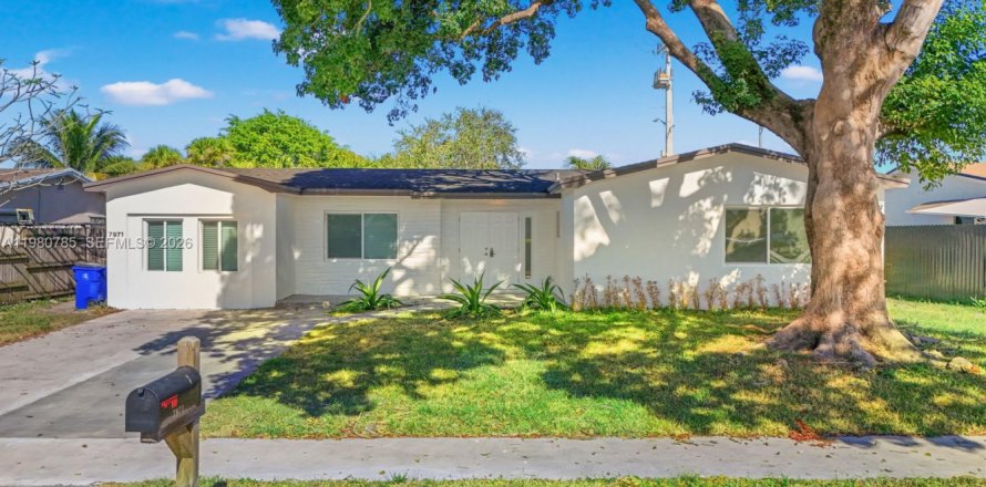 House in Margate, Florida 4 bedrooms, 205.13 sq.m. № 2044314