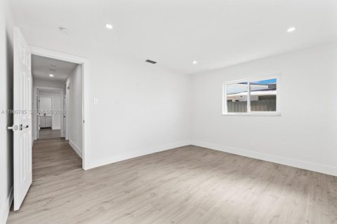 House in Margate, Florida 4 bedrooms, 205.13 sq.m. № 2044314 - photo 25