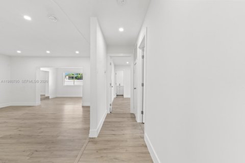 House in Margate, Florida 4 bedrooms, 205.13 sq.m. № 2044314 - photo 22