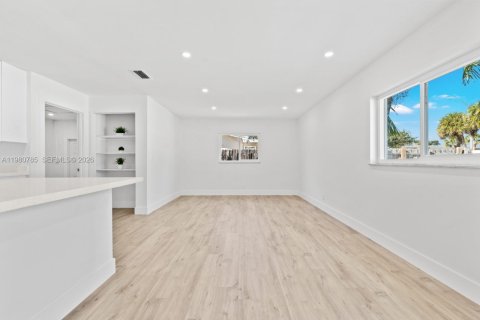 House in Margate, Florida 4 bedrooms, 205.13 sq.m. № 2044314 - photo 13