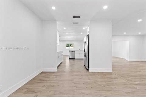 House in Margate, Florida 4 bedrooms, 205.13 sq.m. № 2044314 - photo 8