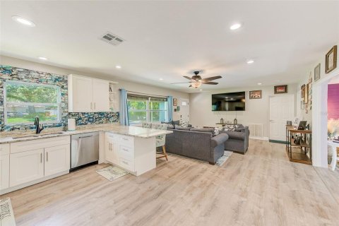 House in Saint Petersburg, Florida 4 bedrooms, 192.31 sq.m. № 1838949 - photo 6