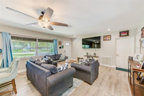 House in Saint Petersburg, Florida 4 bedrooms, 192.31 sq.m. № 1838949 - photo 3