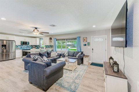 House in Saint Petersburg, Florida 4 bedrooms, 192.31 sq.m. № 1838949 - photo 2