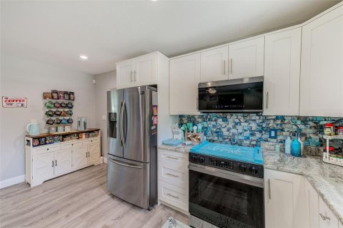 House in Saint Petersburg, Florida 4 bedrooms, 192.31 sq.m. № 1838949 - photo 9