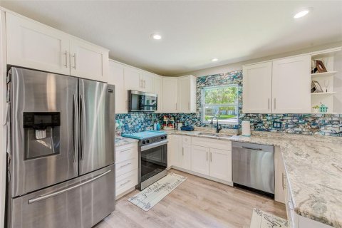 House in Saint Petersburg, Florida 4 bedrooms, 192.31 sq.m. № 1838949 - photo 8