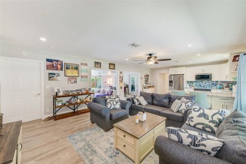 House in Saint Petersburg, Florida 4 bedrooms, 192.31 sq.m. № 1838949 - photo 4