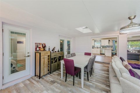 House in Saint Petersburg, Florida 4 bedrooms, 192.31 sq.m. № 1838949 - photo 12