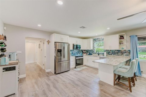 House in Saint Petersburg, Florida 4 bedrooms, 192.31 sq.m. № 1838949 - photo 5