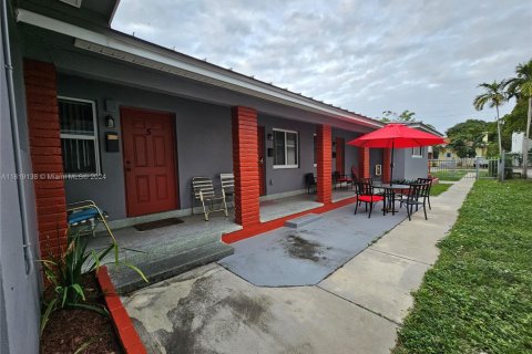 Commercial property in Hollywood, Florida № 1240281 - photo 11