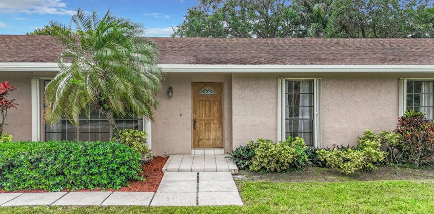 House in Plantation, Florida 4 bedrooms, 183.57 sq.m. № 1180324