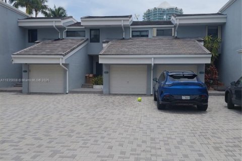 Adosado en alquiler en Sunny Isles Beach, Florida, 3 dormitorios, 210.42 m2 № 1818353 - foto 1