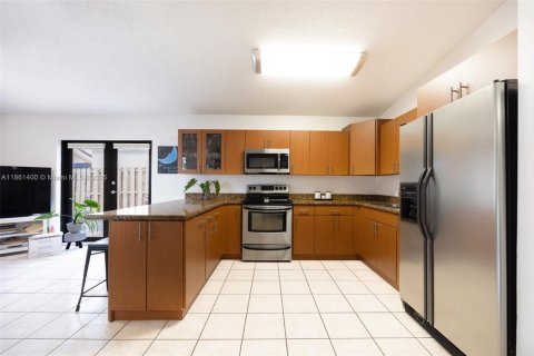 House in Miami, Florida 4 bedrooms, 140.84 sq.m. № 1890734 - photo 6