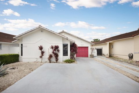 House in Miami, Florida 4 bedrooms, 140.84 sq.m. № 1890734 - photo 2