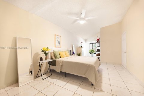 House in Miami, Florida 4 bedrooms, 140.84 sq.m. № 1890734 - photo 9