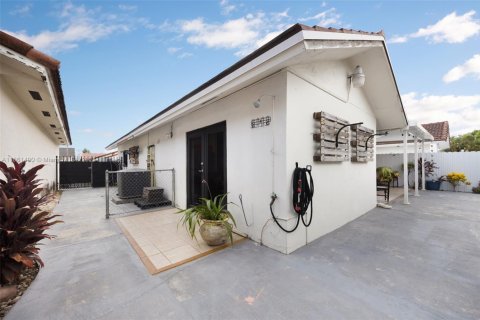 House in Miami, Florida 4 bedrooms, 140.84 sq.m. № 1890734 - photo 19