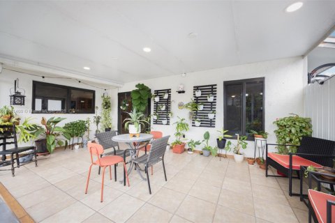 House in Miami, Florida 4 bedrooms, 140.84 sq.m. № 1890734 - photo 20