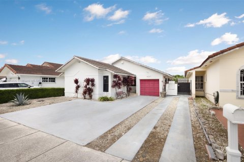House in Miami, Florida 4 bedrooms, 140.84 sq.m. № 1890734 - photo 1
