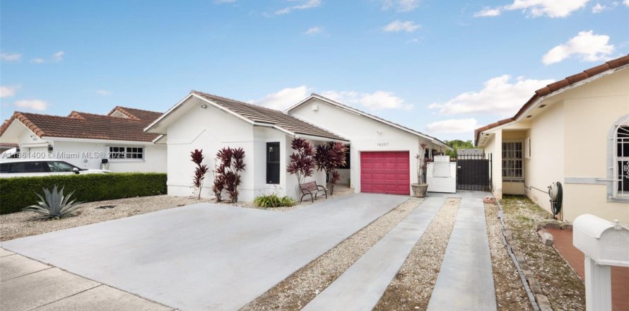 House in Miami, Florida 4 bedrooms, 140.84 sq.m. № 1890734