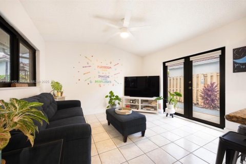 House in Miami, Florida 4 bedrooms, 140.84 sq.m. № 1890734 - photo 8